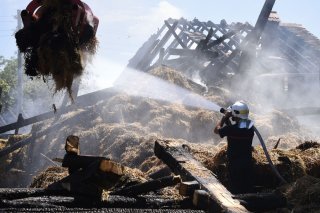 La série d'incendies, ici celui d'une ferme à Payerne (VD), avait contribué à installer un climat de terreur au sein de la population broyarde (archives).